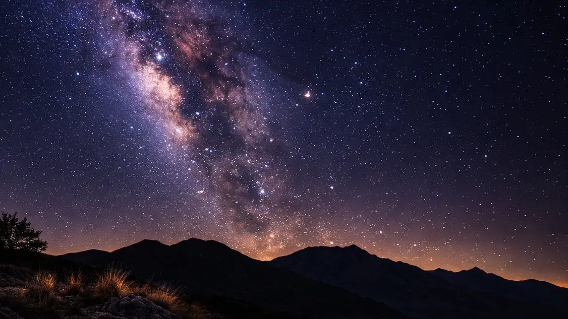 Mirador serrano bajo el cielo nocturno de Merlo para observar estrellas y la Vía Láctea.